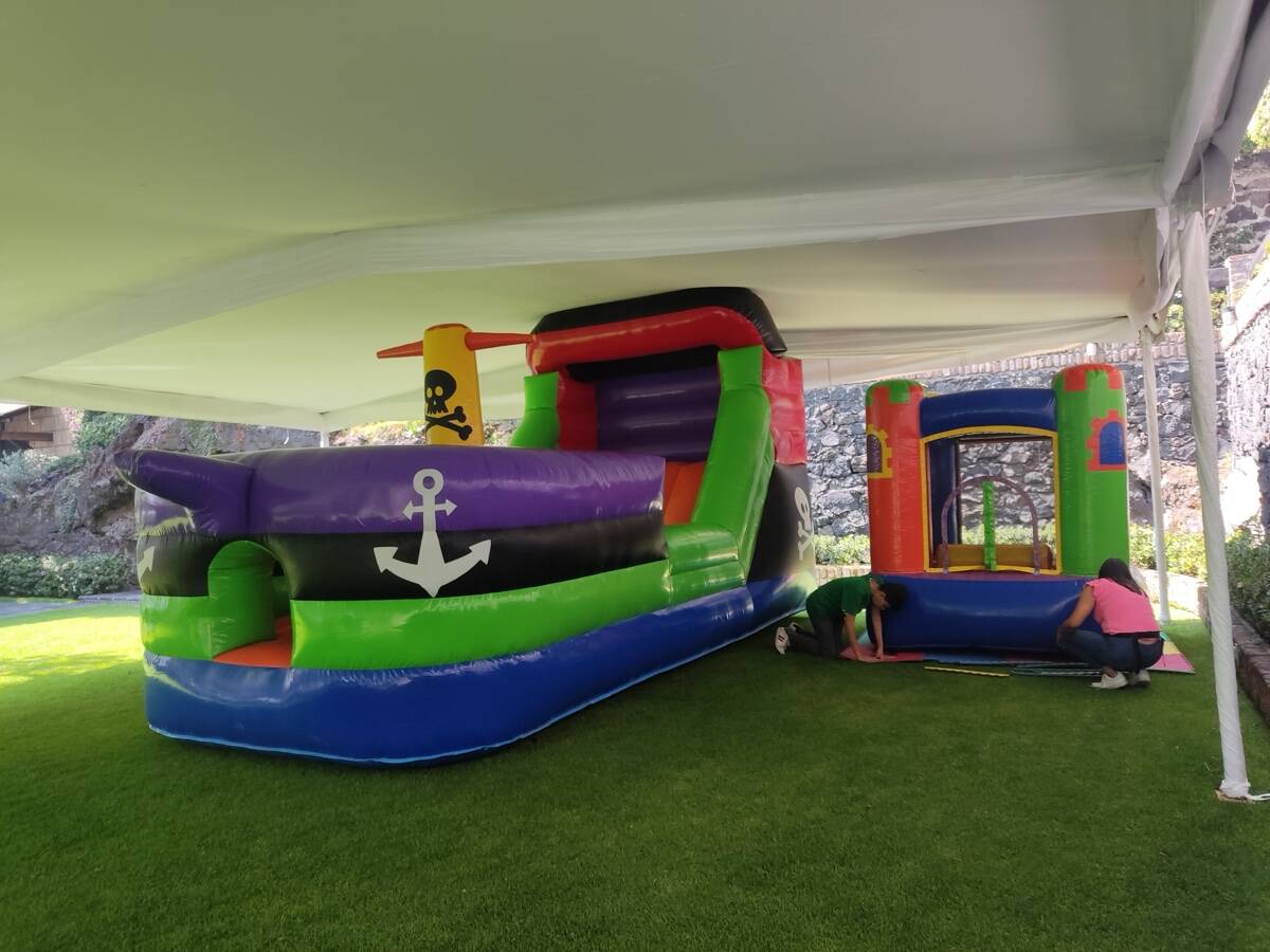 Barco pirata inflable de 7x5 metros instalado en un jardín amplio de CDMX