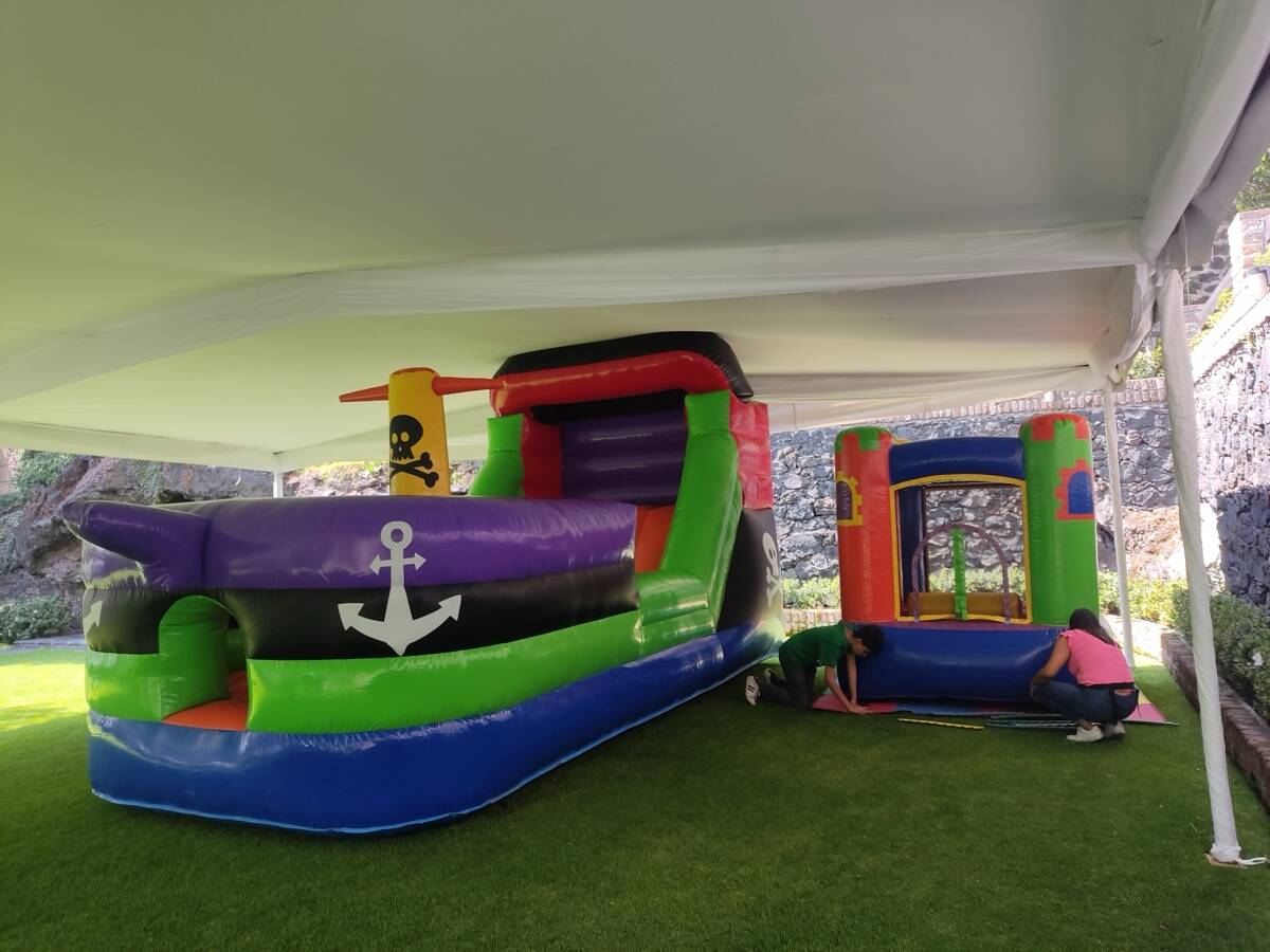Grupo de primaria jugando en el barco pirata inflable durante su fiesta de fin de cursos en CDMX