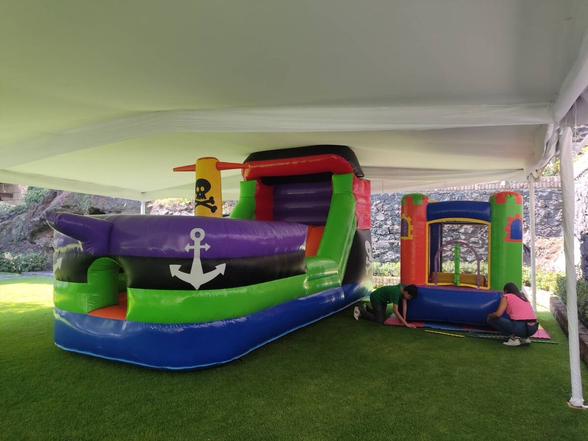 Dos hermanos festejando su cumpleaños doble en el barco pirata inflable en CDMX
