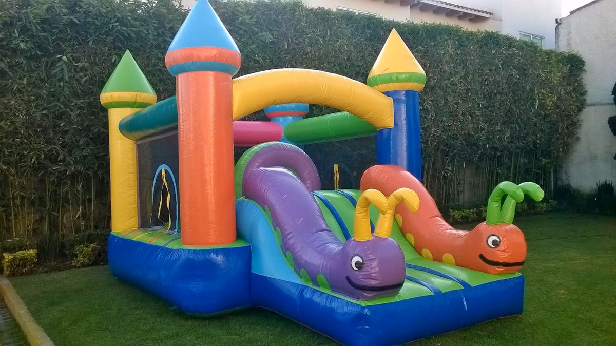 Castillo Blanco — inflable premium blanco con detalles plateados en renta CDMX