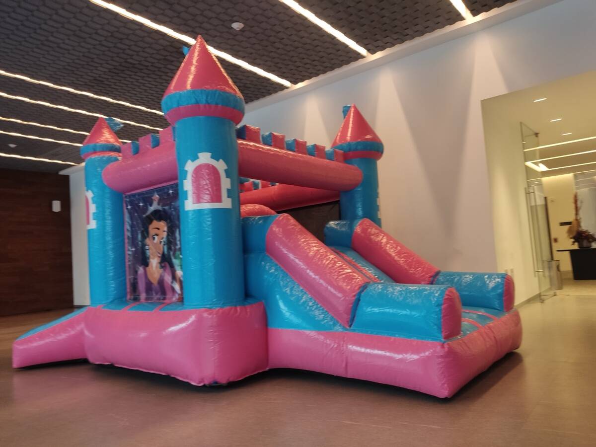 Castillo de Princesas torres y coronas de cuento