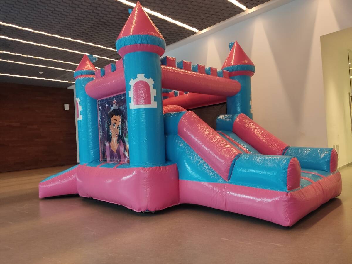 Niñas jugando en el Castillo de Princesas