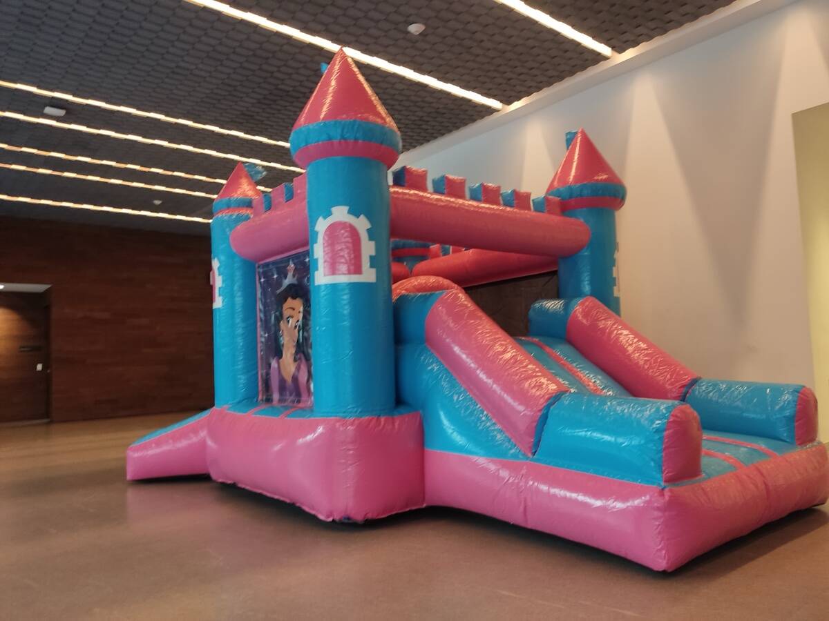 Inflable premium blanco para XV años con niños invitados en CDMX