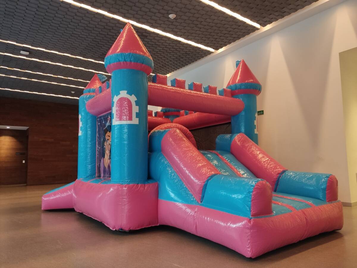 Inflable elegante blanco integrado a la decoración de un evento formal en CDMX