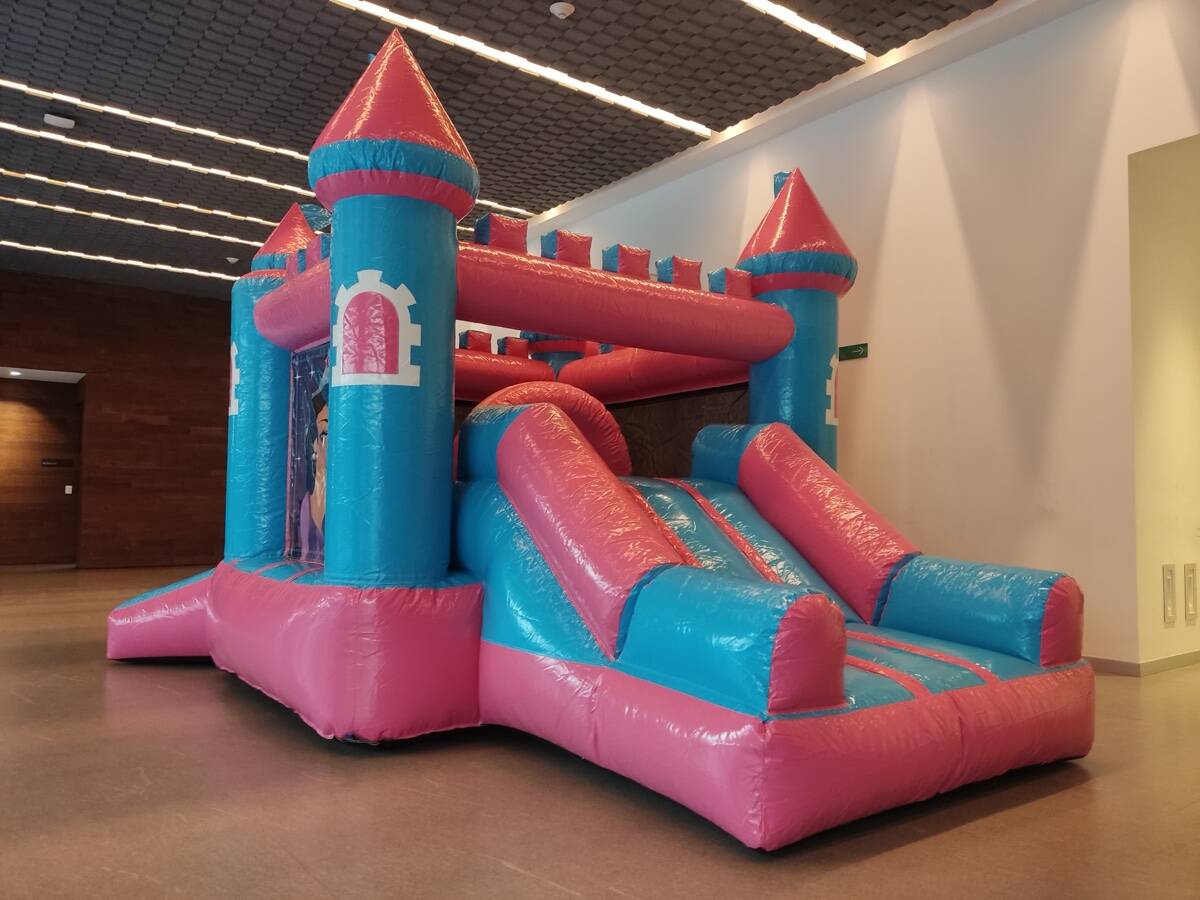 Bautizo en jardín en CDMX con área infantil y castillo inflable blanco