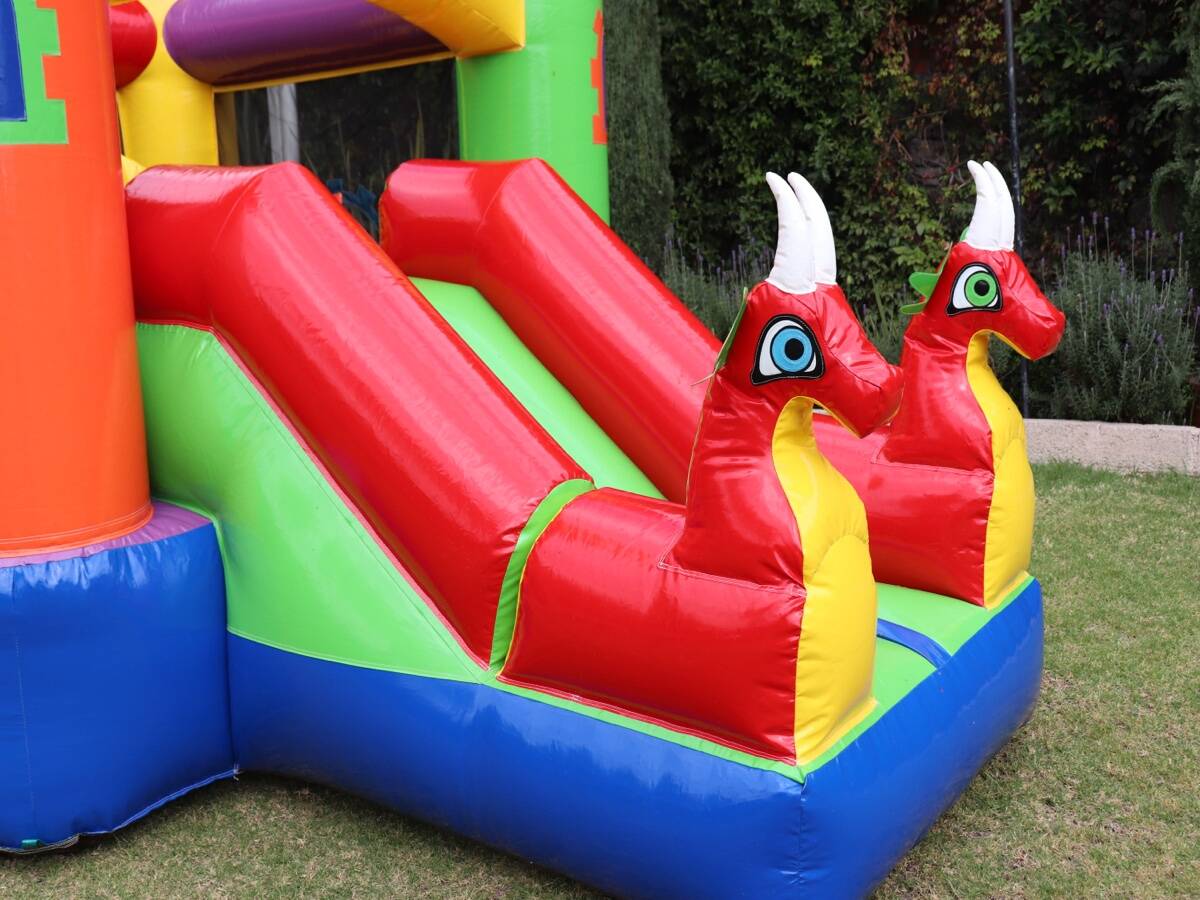 Niños jugando en el inflable Dragones Rojos
