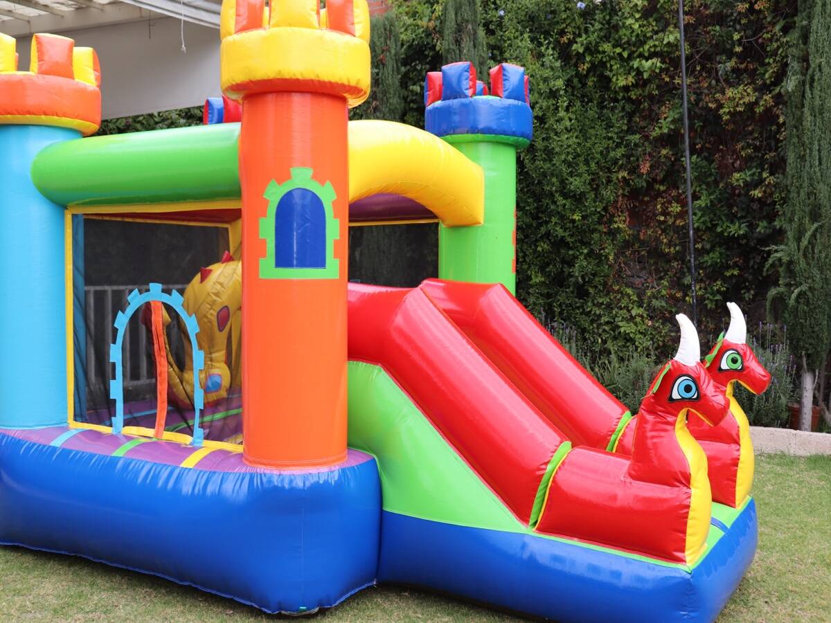 Inflable mediano Dragones Rojos instalado en el patio de una escuela durante una kermés en CDMX
