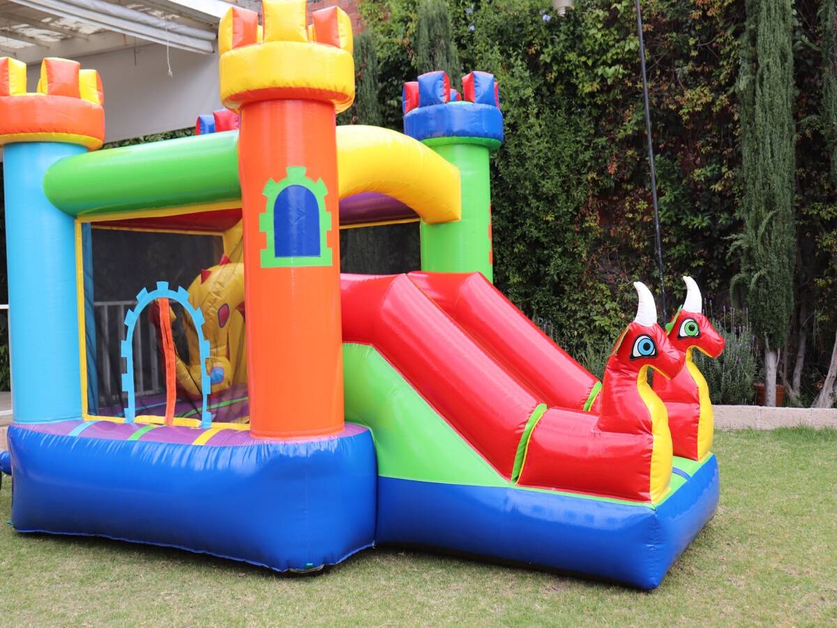 Inflable Dragones Rojos recién instalado en el jardín de una casa en CDMX