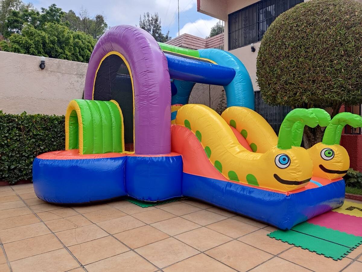 Inflable Gusanitos de túneles en fiesta familiar con primos de todas las edades en CDMX