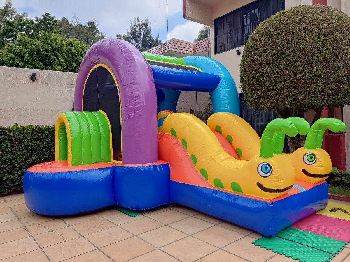 Feria vecinal en CDMX con inflable Gusanitos de túneles de colores