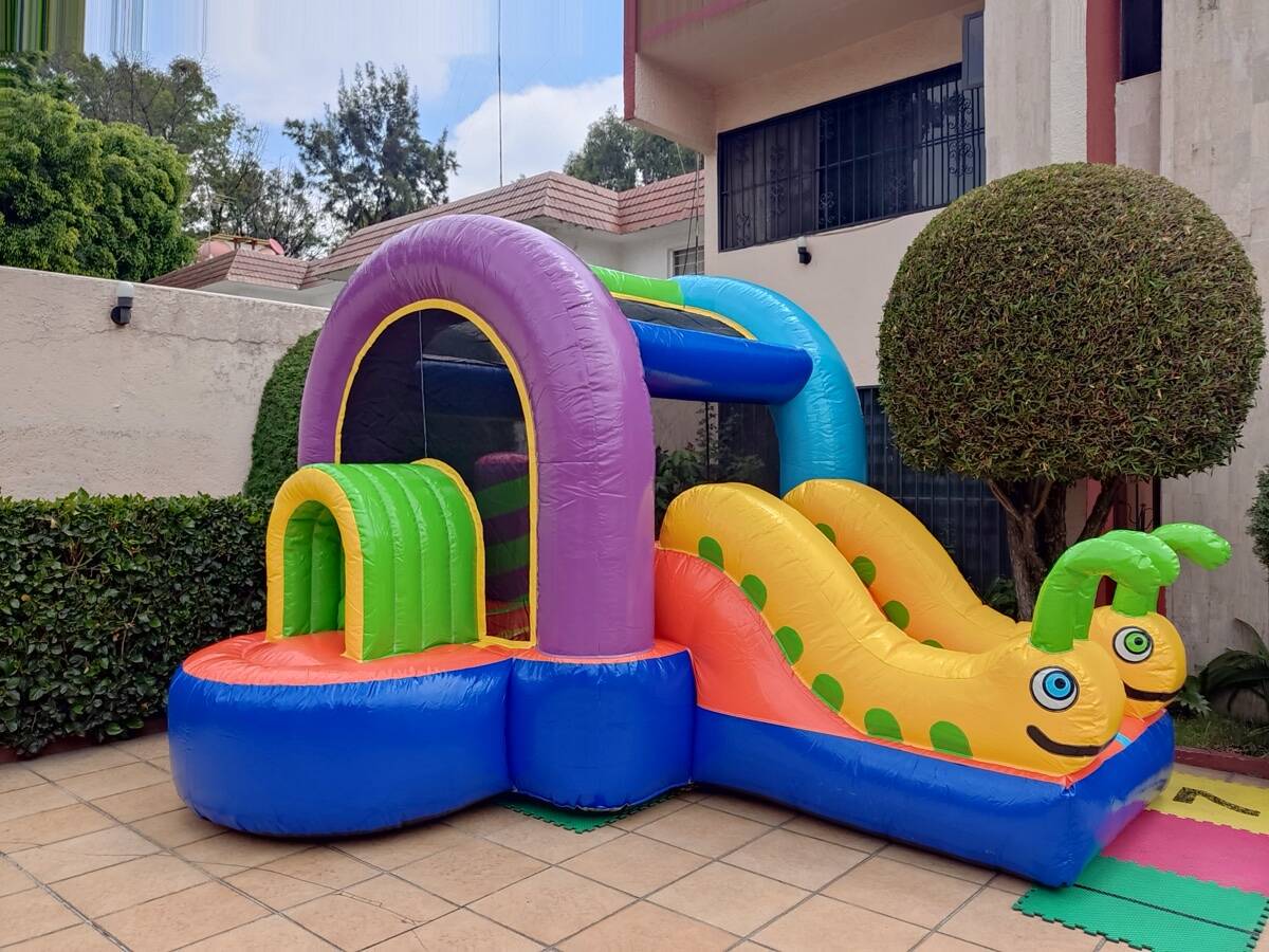 Niños en juego motriz dentro de túneles inflables de colores del Gusanitos en CDMX