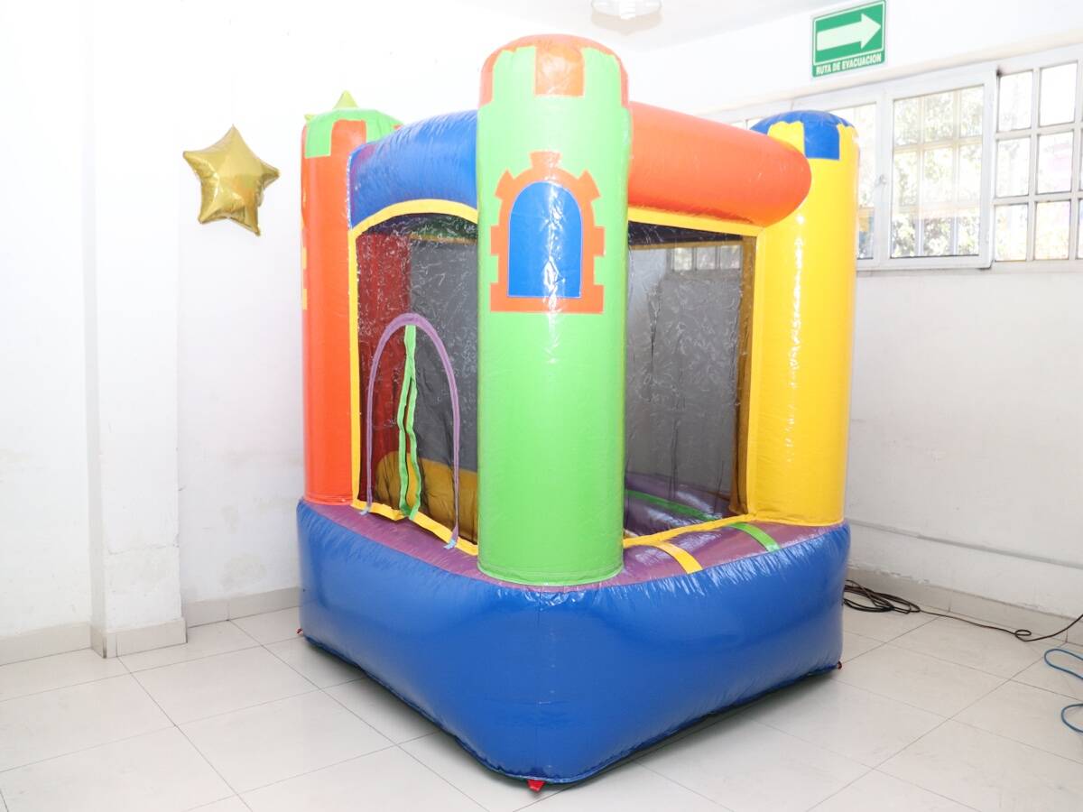 Bebés jugando en el Mini Castillo inflable