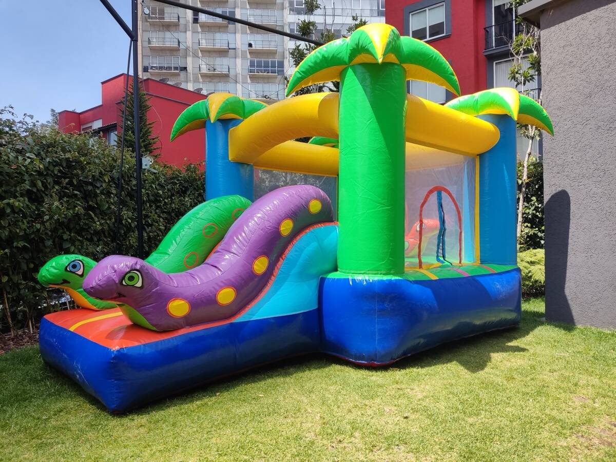 Inflable tipo circuito Mini Jungla con temática de selva en fiesta infantil CDMX
